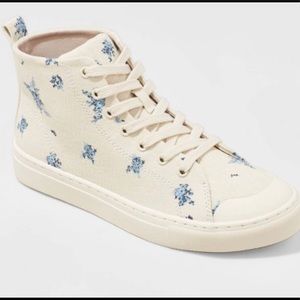 Universal Thread Jolie high tops Sz 8 1/2 NWT